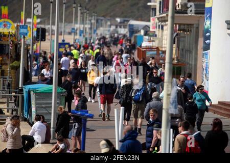 Les gens marchent à côté de la plage de Bournemouth à Dorset. Date de la photo: Samedi 24 avril 2021. Banque D'Images