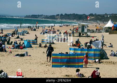 Personnes sur la plage de Bournemouth à Dorset. Date de la photo: Samedi 24 avril 2021. Banque D'Images