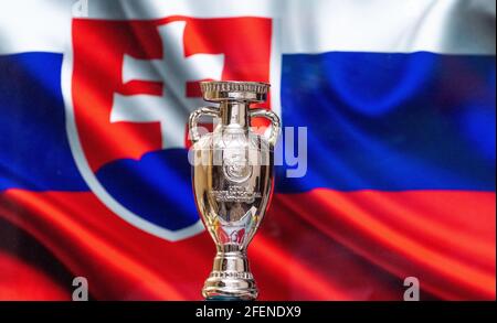 10 avril 2021. Bratislava, Slovaquie. Coupe de championnat d'Europe de l'UEFA avec le drapeau slovaque en arrière-plan. Banque D'Images