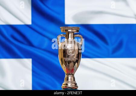 10 avril 2021. Helsinki, Finlande. Coupe de championnat d'Europe de l'UEFA avec le drapeau finlandais en arrière-plan. Banque D'Images