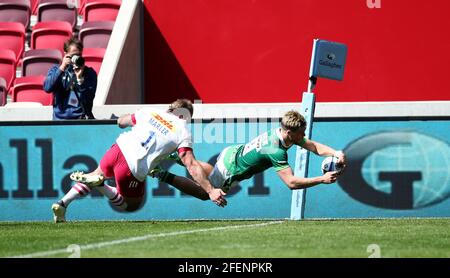 Oliver Hassell-Collins, de London Irish, marque sa deuxième tentative du match lors du match Gallagher Premiership au Brentford Community Stadium, Londres. Date de publication : samedi 24 avril 2021. Banque D'Images