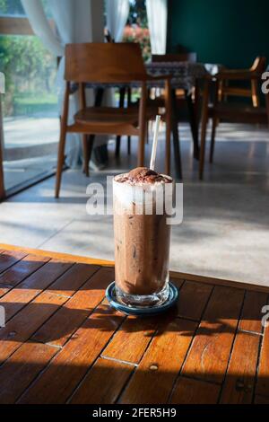 Boisson en verre moka au café glacé, photo de stock Banque D'Images