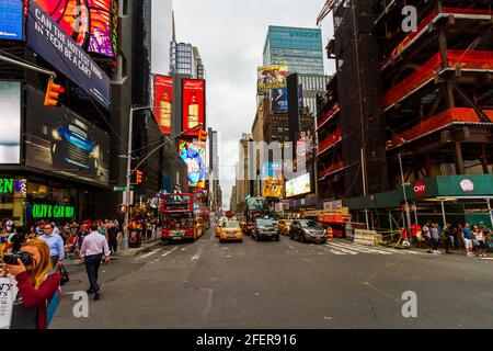 La circulation et les gens à Times Square lors d'une soirée d'été animée avec les touristes autour Banque D'Images