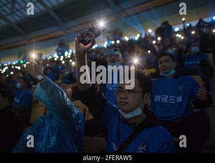 (210424) -- WUHAN, le 24 avril 2021 (Xinhua) -- les fans de Wuhan Three Towns FC sont vus avant le match d'ouverture entre Wuhan Three Towns FC et Beijing Institute of Technology football Club à la saison 2021 China League One à Wuhan, dans la province de Hubei en Chine centrale, le 24 avril 2021. (Xinhua/Xiao Yijiu) Banque D'Images