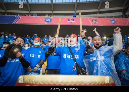 (210424) -- WUHAN, 24 avril 2021 (Xinhua) -- Les fans de Wuhan Three Towns FC applaudissent pour leur équipe avant le match d'ouverture entre Wuhan Three Towns FC et le Beijing Institute of Technology football Club lors de la saison 2021 China League One à Wuhan, dans la province de Hubei en Chine centrale, le 24 avril 2021. (Xinhua/Xiao Yijiu) Banque D'Images