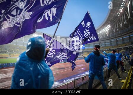 (210424) -- WUHAN, 24 avril 2021 (Xinhua) -- Les fans de Wuhan Three Towns FC applaudissent pour leur équipe avant le match d'ouverture entre Wuhan Three Towns FC et le Beijing Institute of Technology football Club lors de la saison 2021 China League One à Wuhan, dans la province de Hubei en Chine centrale, le 24 avril 2021. (Xinhua/Xiao Yijiu) Banque D'Images