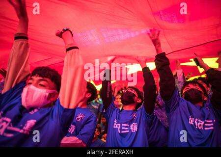 (210424) -- WUHAN, le 24 avril 2021 (Xinhua) -- les fans de Wuhan Three Towns FC sont vus avant le match d'ouverture entre Wuhan Three Towns FC et Beijing Institute of Technology football Club à la saison 2021 China League One à Wuhan, dans la province de Hubei en Chine centrale, le 24 avril 2021. (Xinhua/Xiao Yijiu) Banque D'Images