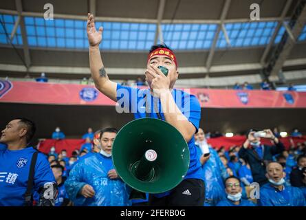 (210424) -- WUHAN, 24 avril 2021 (Xinhua) -- Les fans de Wuhan Three Towns FC applaudissent pour leur équipe avant le match d'ouverture entre Wuhan Three Towns FC et le Beijing Institute of Technology football Club lors de la saison 2021 China League One à Wuhan, dans la province de Hubei en Chine centrale, le 24 avril 2021. (Xinhua/Xiao Yijiu) Banque D'Images