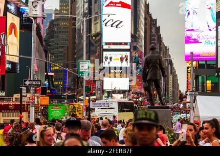 Foule traversant la rue de Times Square près de la statue de l'aumônier Francis P. Duffy Banque D'Images