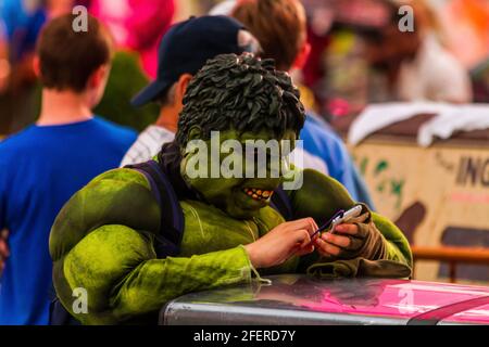 Homme en costume de Hulk avec son téléphone dans ses mains À Times Square Banque D'Images