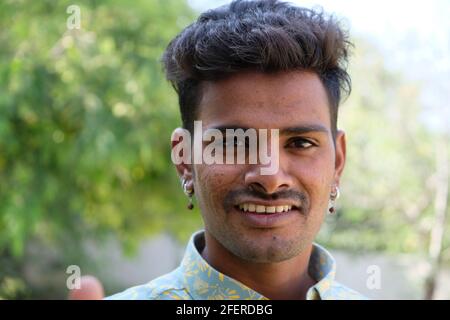 Portrait d'un jeune homme indien souriant et regardant la caméra Banque D'Images