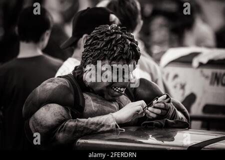 Image en noir et blanc d'un homme en costume de Hulk Avec son téléphone dans ses mains à Times Square Banque D'Images