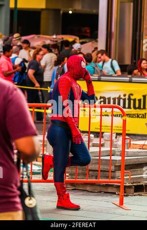 Homme en costume Spiderman parlant au téléphone à Times Square Banque D'Images