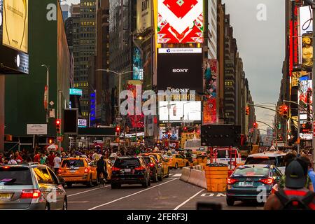 Circulation en soirée à Times Square pendant une journée d'été très chargée Banque D'Images