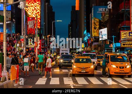 Circulation de Times Square pendant les heures de pointe en soirée Banque D'Images