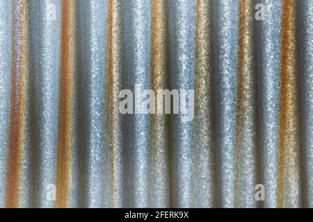 Mur de clôture en acier zink galvanisé rouillé ou surface Asie en tôle de fer. Rouille sur la texture ondulée et l'arrière-plan. Banque D'Images
