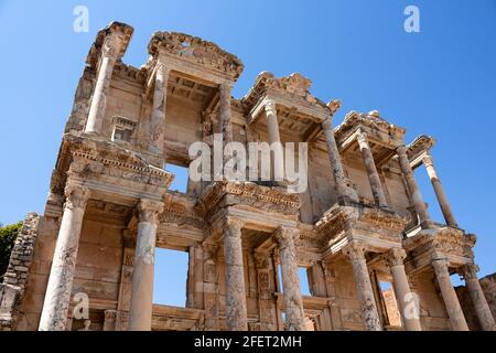 Vue de la Bibliothèque de Celsus à la célèbre ancienne ville grecque appelée 'Ephèses' sur la côte d'Ionia situé au sud-ouest de Selcuk à Izmir, Turquie. Banque D'Images