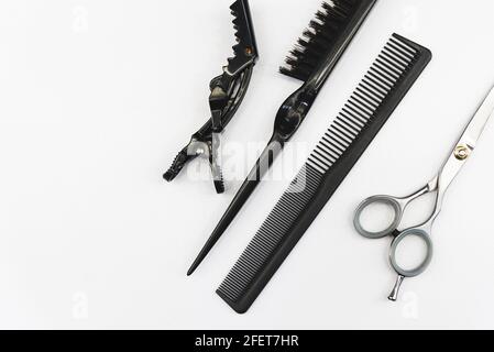 accessoires de coiffure sur une table blanche comme des pinces, un peigne, des ciseaux Banque D'Images