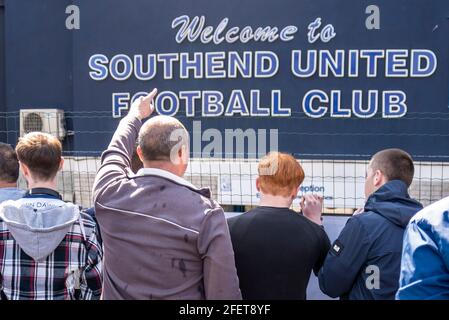 Roots Hall, Southend on Sea, Essex, Royaume-Uni. 24 avril 2021. Une manifestation est en cours au club de football de Southend Utd qui languit près du bas de la deuxième ligue et qui risque fortement de se reléguer au statut de non-ligue. Les fans accusent le président Ron Martin de se concentrer sur le développement de Roots Hall dans le logement, et de se déplacer dans un nouveau stade de construction à Fossetts Farm, aux dépens de l'équipe. Une perte pour les visiteurs Orient aujourd'hui confirmerait la relégation. Les partisans craignent que Roots Hall ne puisse être développé sans aucune garantie d'une nouvelle maison, risquant ainsi l'avenir du club Banque D'Images