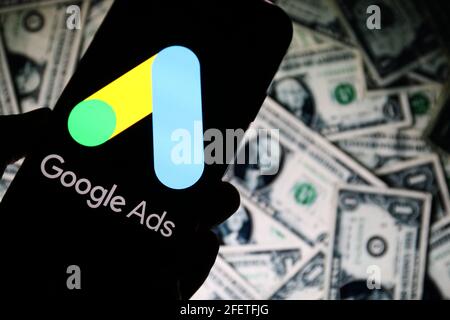 Dans cette illustration de photo un logo Google Ads vu sur un smartphone avec des billets en dollars en arrière-plan. (Photo de Filip Radwanski / SOPA Images/Sipa USA) Banque D'Images