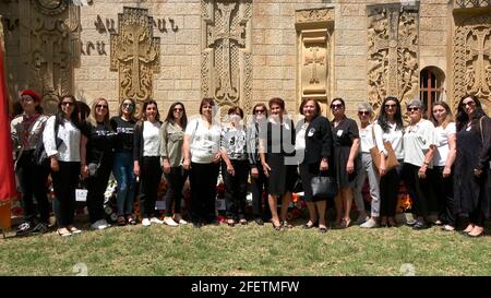 JÉRUSALEM, ISRAËL - 24 AVRIL : des membres de la communauté arménienne posent devant le mémorial du génocide arménien lors d'une cérémonie de commémoration du 106e anniversaire du génocide arménien dans la vieille ville le 24 avril 2021, à Jérusalem, en Israël. Le jour du souvenir du génocide ou jour du souvenir du génocide, est observé par les Arméniens dans des communautés dispersées dans le monde entier le 24 avril . Il a lieu chaque année pour commémorer les victimes du génocide arménien par l'Empire ottoman de 1915 à 1923. Banque D'Images