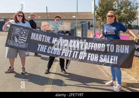 Southend-on-Sea, Royaume-Uni. 24 avril 2021. Les partisans de Southend United protestent devant Roots Hall avant le match de la Ligue 2 avec Leyton Orient. Beaucoup de supporters sont contrariés par le propriétaire actuel Ron Martin, qui est président du Southend United football Club depuis 2000. Le club fait partie de la Ligue de football depuis qu'ils ont été admis pour la première fois en 1920. Penelope Barritt/Alamy Live News Banque D'Images