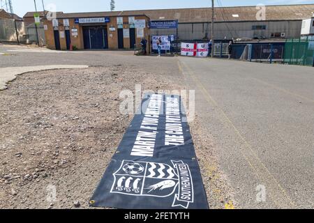 Southend-on-Sea, Royaume-Uni. 24 avril 2021. Les partisans de Southend United protestent devant Roots Hall avant le match de la Ligue 2 avec Leyton Orient. Beaucoup de supporters sont contrariés par le propriétaire actuel Ron Martin, qui est président du Southend United football Club depuis 2000. Le club fait partie de la Ligue de football depuis qu'ils ont été admis pour la première fois en 1920. Penelope Barritt/Alamy Live News Banque D'Images