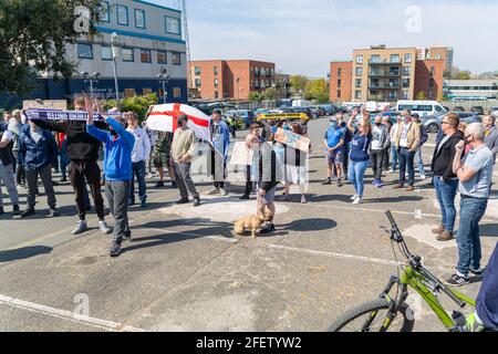 Southend-on-Sea, Royaume-Uni. 24 avril 2021. Les partisans de Southend United protestent devant Roots Hall avant le match de la Ligue 2 avec Leyton Orient. Beaucoup de supporters sont contrariés par le propriétaire actuel Ron Martin, qui est président du Southend United football Club depuis 2000. Le club fait partie de la Ligue de football depuis qu'ils ont été admis pour la première fois en 1920. Penelope Barritt/Alamy Live News Banque D'Images