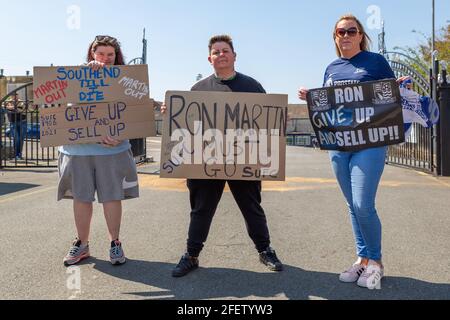 Southend-on-Sea, Royaume-Uni. 24 avril 2021. Les partisans de Southend United protestent devant Roots Hall avant le match de la Ligue 2 avec Leyton Orient. Beaucoup de supporters sont contrariés par le propriétaire actuel Ron Martin, qui est président du Southend United football Club depuis 2000. Le club fait partie de la Ligue de football depuis qu'ils ont été admis pour la première fois en 1920. Penelope Barritt/Alamy Live News Banque D'Images