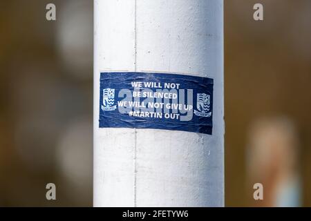 Southend-on-Sea, Royaume-Uni. 24 avril 2021. Les partisans de Southend United protestent devant Roots Hall avant le match de la Ligue 2 avec Leyton Orient. Beaucoup de supporters sont contrariés par le propriétaire actuel Ron Martin, qui est président du Southend United football Club depuis 2000. Le club fait partie de la Ligue de football depuis qu'ils ont été admis pour la première fois en 1920. Penelope Barritt/Alamy Live News Banque D'Images