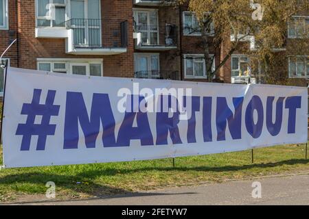 Southend-on-Sea, Royaume-Uni. 24 avril 2021. Les partisans de Southend United protestent devant Roots Hall avant le match de la Ligue 2 avec Leyton Orient. Beaucoup de supporters sont contrariés par le propriétaire actuel Ron Martin, qui est président du Southend United football Club depuis 2000. Le club fait partie de la Ligue de football depuis qu'ils ont été admis pour la première fois en 1920. Penelope Barritt/Alamy Live News Banque D'Images