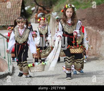 Lazarki est une fête traditionnelle bulgare. Les filles qui sont devenues des femmes au cours de la dernière année sont appelées Lazarki. Les filles décorent dans une couleur Banque D'Images