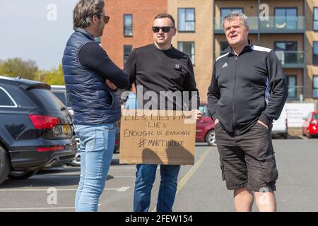 Southend-on-Sea, Royaume-Uni. 24 avril 2021. Les partisans de Southend United protestent devant Roots Hall avant le match de la Ligue 2 avec Leyton Orient. Beaucoup de supporters sont contrariés par le propriétaire actuel Ron Martin, qui est président du Southend United football Club depuis 2000. Le club fait partie de la Ligue de football depuis qu'ils ont été admis pour la première fois en 1920. Penelope Barritt/Alamy Live News Banque D'Images