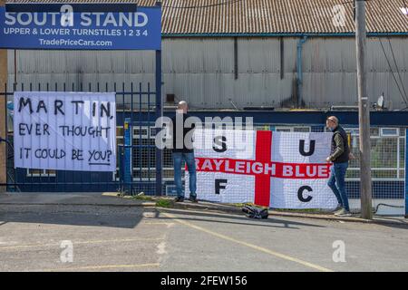 Southend-on-Sea, Royaume-Uni. 24 avril 2021. Les partisans de Southend United protestent devant Roots Hall avant le match de la Ligue 2 avec Leyton Orient. Beaucoup de supporters sont contrariés par le propriétaire actuel Ron Martin, qui est président du Southend United football Club depuis 2000. Le club fait partie de la Ligue de football depuis qu'ils ont été admis pour la première fois en 1920. Penelope Barritt/Alamy Live News Banque D'Images