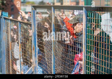 Southend-on-Sea, Royaume-Uni. 24 avril 2021. Les partisans de Southend United protestent devant Roots Hall avant le match de la Ligue 2 avec Leyton Orient. Beaucoup de supporters sont contrariés par le propriétaire actuel Ron Martin, qui est président du Southend United football Club depuis 2000. Le club fait partie de la Ligue de football depuis qu'ils ont été admis pour la première fois en 1920. Penelope Barritt/Alamy Live News Banque D'Images