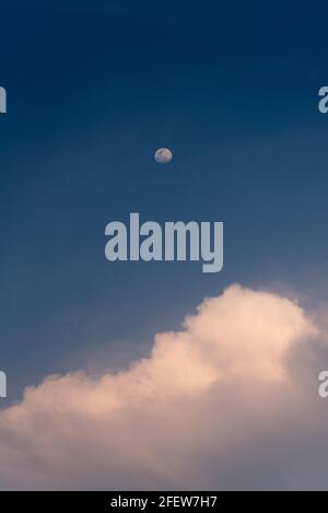 Lune sur ciel bleu par jour nuageux Banque D'Images