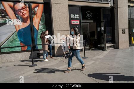 Les clients les plus exigeants se font la queue devant un magasin de vente d'échantillons de 260 à New York le vendredi 23 avril 2021 pour acheter un assortiment de marchandises à prix réduit. (Âphoto de Richard B. Levine) Banque D'Images