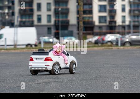 petite fille conduisant une voiture jouet. petit conducteur, voiture enfant, concept de sécurité routière, enfants en voiture Banque D'Images