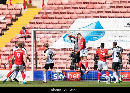 24 avril 2021, Oakwell Stadium, Barnsley, Yorkshire, Angleterre ; Championnat de football de la Ligue anglaise de football, Barnsley FC versus Rotherham United; Carlton Morris de Barnsley a terminé en 2e minute pour le faire 1-0 Banque D'Images