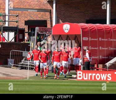 24 avril 2021, Oakwell Stadium, Barnsley, Yorkshire, Angleterre ; Championnat de football de la Ligue anglaise, Barnsley FC versus Rotherham United ; Barnsley s'équipe et est prêt pour le South Yorkshire derby Banque D'Images
