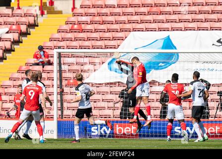 24 avril 2021, Oakwell Stadium, Barnsley, Yorkshire, Angleterre ; Championnat de football de la Ligue anglaise de football, Barnsley FC versus Rotherham United; Carlton Morris de Barnsley a terminé en 2e minute pour le faire 1-0 Banque D'Images