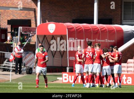 24 avril 2021, Oakwell Stadium, Barnsley, Yorkshire, Angleterre ; Championnat de football de la Ligue anglaise de football, Barnsley FC versus Rotherham United ; l'équipe Barnsley célèbre la montée de 1-0 alors que Carlton Morris de Barnsley marque Banque D'Images