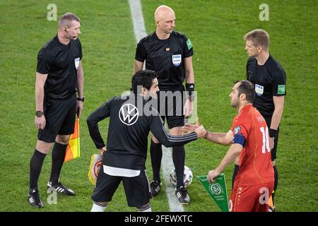 Les deux capitaines (capitaines), chef de jeu (chef de jeu) Ilkay GUENDOGAN (Gundogan, GER, avant, gauche) et Goran PANDEV (MKD) serrer la main avant le match; poignée de main; Soccer Laenderspiel, World Cup qualification Group J match day 3, Allemagne (GER) - Macédoine du Nord (MKD) 1: 2 mars 31, Allemagne / 2021. å | utilisation dans le monde entier Banque D'Images