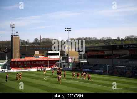 Un coup de pied gratuit de Hull City pendant le match Sky Bet League One au STADE LNER, Lincoln. Date de la photo: Samedi 24 avril 2021. Banque D'Images