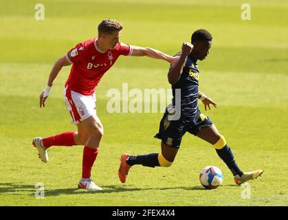 Ryan Yates, de Nottingham Forest, revient sur le Rabbi Matondo de Stoke City lors du match de championnat Sky Bet à City Ground, Nottingham. Date de la photo: Samedi 24 avril 2021. Banque D'Images