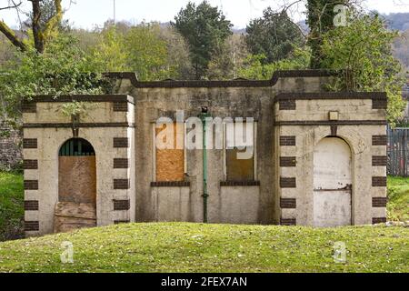 Pontypridd, pays de Galles - avril 2021 : anciennes toilettes publiques dans le parc Ynysangharad à Pontypridd. Les toilettes, construites en 1931, ne sont plus utilisées. Banque D'Images