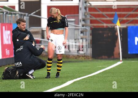 Stockholm, Suède. 24 avril 2021. Nora Ronnfors (17 AIK) reçoit un traitement pour une blessure à la cuisse pendant le match dans la Ligue suédoise OBOS Damaltsvenskan le 24 avril 2021 entre AIK et Linkopings FC à Skytteholms IP à Stockholm, Suède crédit: SPP Sport Press photo. /Alamy Live News Banque D'Images