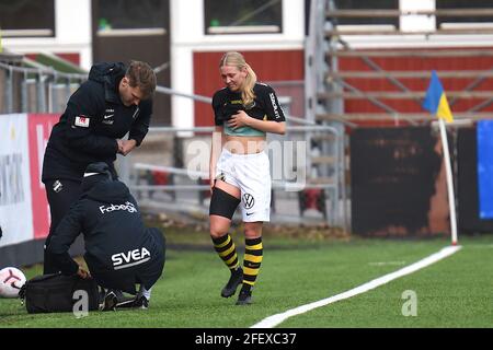 Stockholm, Suède. 24 avril 2021. Nora Ronnfors (17 AIK) reçoit un traitement pour une blessure à la cuisse pendant le match dans la Ligue suédoise OBOS Damaltsvenskan le 24 avril 2021 entre AIK et Linkopings FC à Skytteholms IP à Stockholm, Suède crédit: SPP Sport Press photo. /Alamy Live News Banque D'Images
