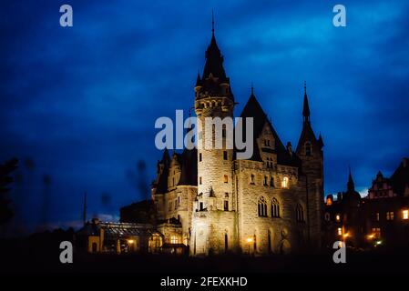 Vieux château polonais dans le village de moszna dans les lumières de la nuit Banque D'Images
