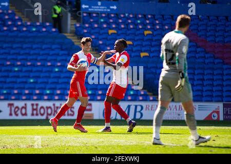 Joe Jacobson, de Wycombe Wanderers (L), célèbre le premier but de ses côtés de l'endroit de la pénalité avec l'amiral Muskwe de Wycombe Wanderers (R). EFL Skybet Championship Match, Cardiff City v Wycombe Wanderers au Cardiff City Stadium à Cardiff, pays de Galles, le samedi 24 avril 2021. Cette image ne peut être utilisée qu'à des fins éditoriales. Utilisation éditoriale uniquement, licence requise pour une utilisation commerciale. Aucune utilisation dans les Paris, les jeux ou les publications d'un seul club/ligue/joueur. photo de Lewis Mitchell/Andrew Orchard sports photographie/Alamy Live news Banque D'Images